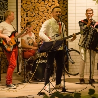 Кавер-группа "Марсиане" на сцене Дачи.